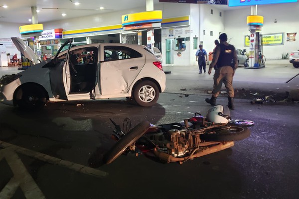 Motociclista fica gravemente ferido ao ser atingido por carro no centro de Patos de Minas