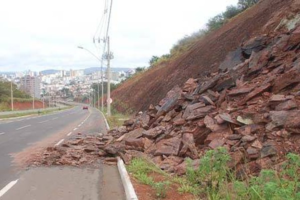 Defesa Civil avaliará deslizamento de terra na avenida Fátima Porto 