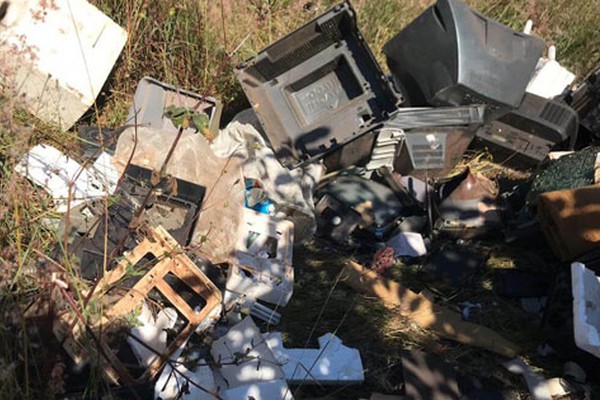 Homem usa a calada da noite para jogar restos de materiais em terreno de Patos de Minas; veja 