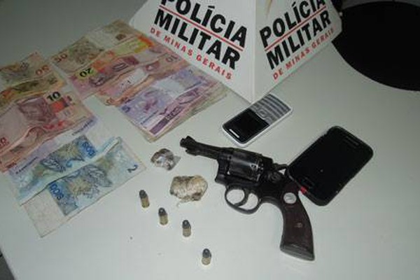 Passageiros de táxi são presos pela PM com arma de fogo, droga e dinheiro