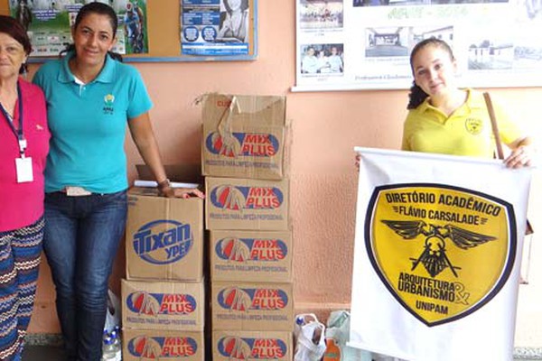 Diretório do curso de Arquitetura do UNIPAM entrega produtos de limpeza para APAE