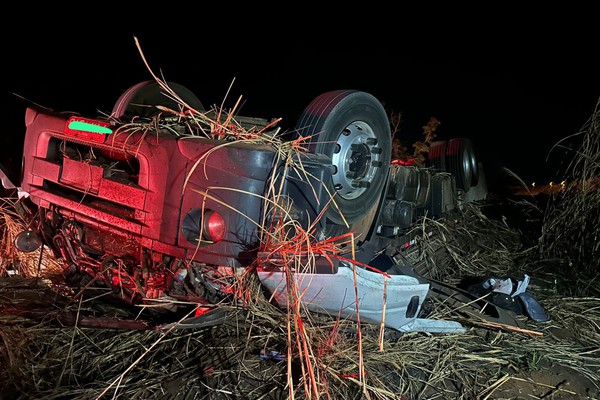 Caminhão carregado de alho capota na BR 354 e casal morre em Rio Paranaíba