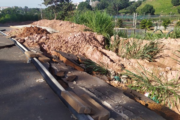 Rua próxima a prefeitura corre risco de desabar e moradores cobram providências