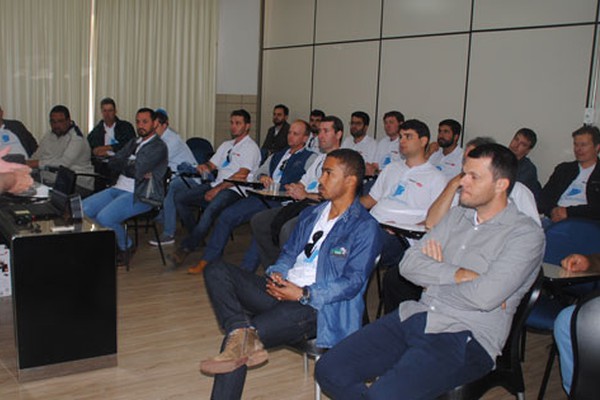 Laboratório de Patos de Minas recebe visita de grandes agricultores do Mato Grosso