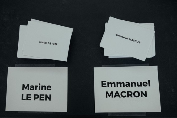 Emmanuel Macron é reeleito presidente da França