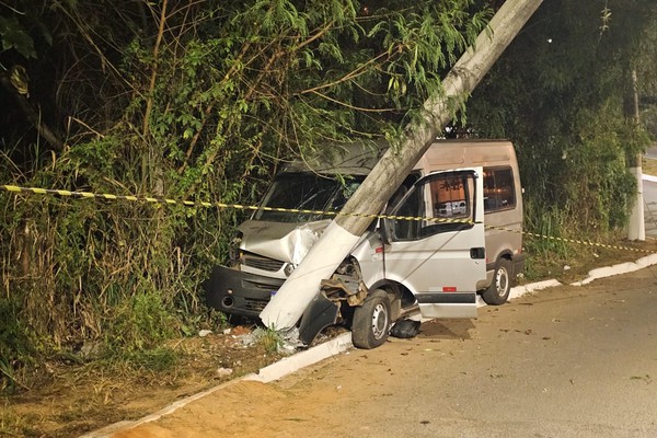 Motorista fica ferido ao bater violentamente em um poste de iluminação na avenida Padre Almir