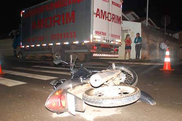 Motorista esquece de acender farol e dar seta e dois acabam feridos em acidente