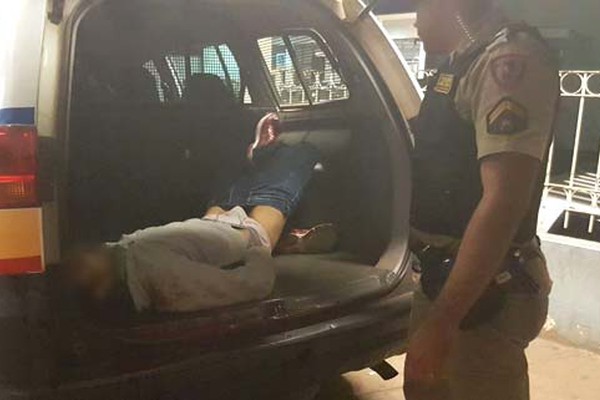 Ladrões de loja de som são interceptados pela polícia e um é morto e dois são detidos 