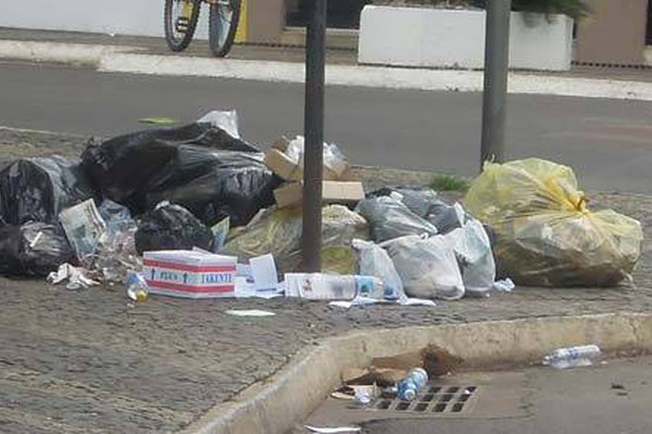 Lixeiras desaparecem, coleta não cumpre horários e sujeira toma conta do centro