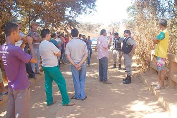 Revoltados, produtores rurais interditam estrada para reivindicar melhorias na via