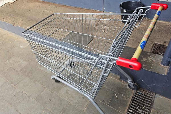 Homem é flagrado empurrando carrinho de supermercado e acaba preso por furto em Patos de Minas