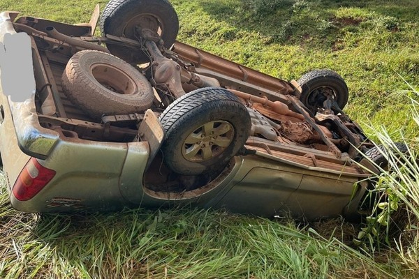 Motorista perde controle da direção durante chuva e capota caminhonete na MG 230