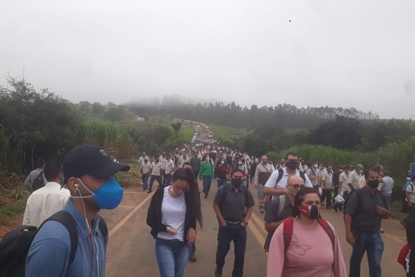 Centenas de pessoas percorrem a pé trecho interditado da BR 365; obras são iniciadas no local