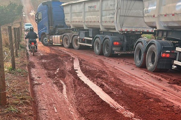 Sujeira deixa pista escorregadia e interdita a saída da cidade após a ponte do Rio Paranaíba