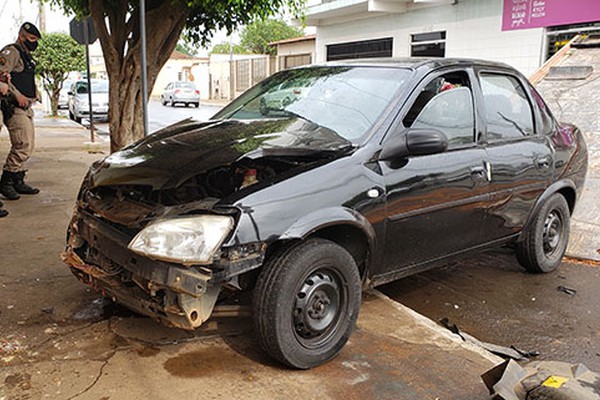 Veículo bate em motocicleta e vai parar em parede de bar deixando três pessoas feridas