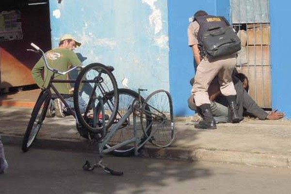 Jovens furtam enfeite em loja de artesanato, fogem, mas dão de cara com policial