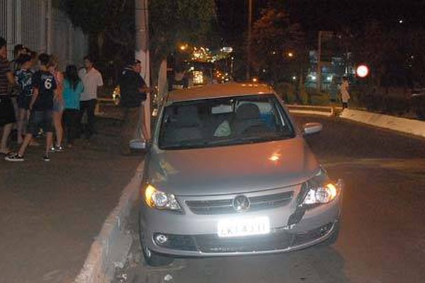 Ônibus de universitários fecha motorista na Major Gote e provoca acidente