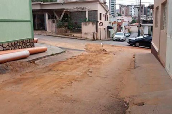 Copasa deixa obra parada no centro da cidade sem sinalização e com risco de acidente