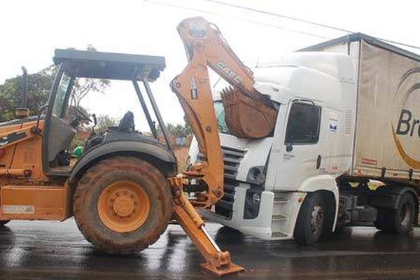 Tentativa de remoção de carreta com retroescavadeira quase termina em tragédia