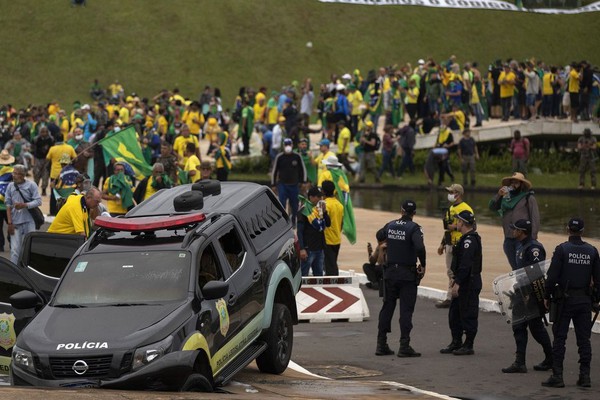 Moraes liberta mais 130 pessoas presas por atos golpistas de janeiro