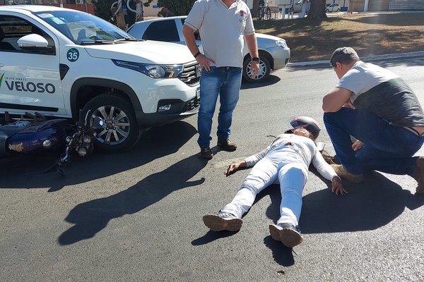 Motociclista fica ferida após acidente com carro na Rua Major Gote em Patos de Minas