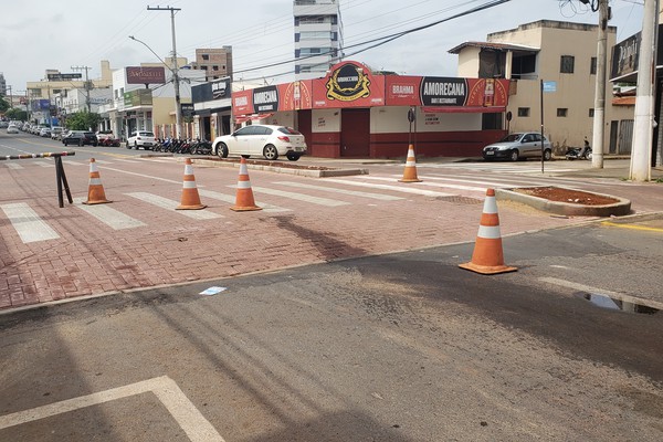 Após acidente, motoristas reclamam de travessia elevada fora dos padrões na rua Major Gote