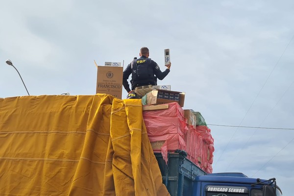 Caminhoneiro é preso em Patos de Minas transportando 35 mil pacotes de cigarros do Paraguai