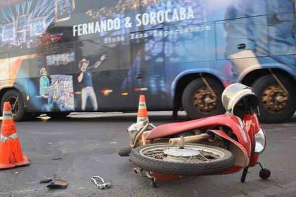 Motociclista fica gravemente ferido ao ser atingido por carro no centro da cidade