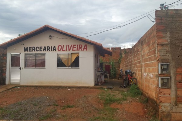 Para evitar que filhos saiam de casa, mãe pede ajuda para murar imóvel em Patos de Minas