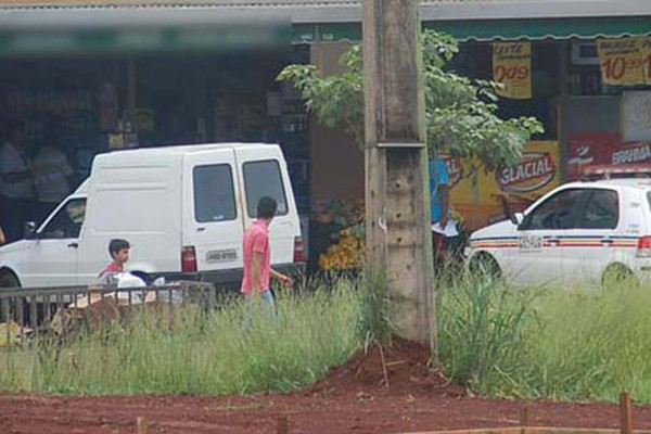 Assaltante armado aborda entregador de supermercado, rouba dinheiro e ainda abre fogo