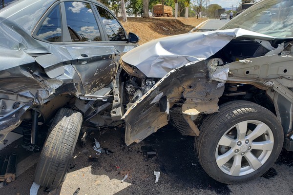 Motorista vacila ao mudar de faixa e causa mais um acidente de trânsito na avenida JK