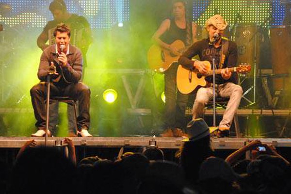 Erick e Deylon e Gino e Geno esquentam noite de domingo no Parque