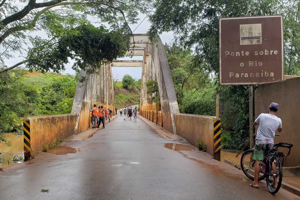 Com água batendo no corpo da Ponte do Arco, engenheiros avaliam estrutura interditada