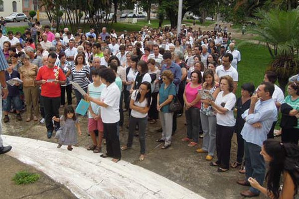 Fieis relembram a caminhada de Jesus rumo ao calvário em Via Sacra em Patos de Minas