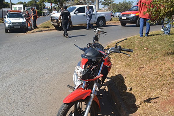 Motociclista fica desacordado depois de ser atingido violentamente por caminhonete na Avenida JK