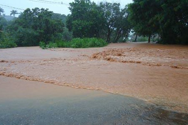 Debaixo de muita chuva, Patos de Minas tem diversos pontos de alagamentos