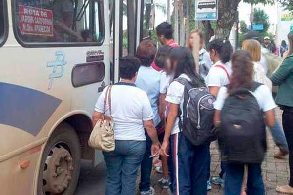 Aulas presenciais são retomadas, mas alunos continuam sem passe escolar em Patos de Minas