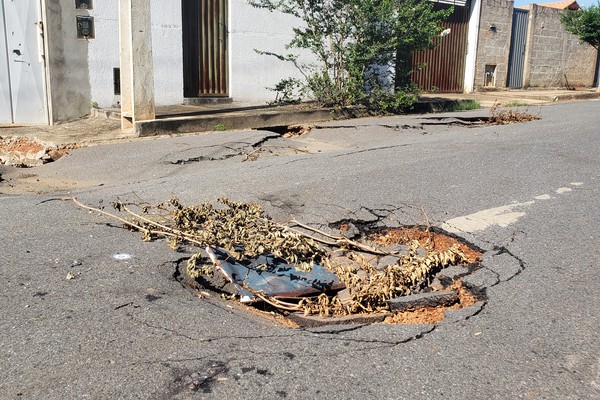 Rua afunda no bairro Residencial Quebec e moradores cobram providencias da Prefeitura