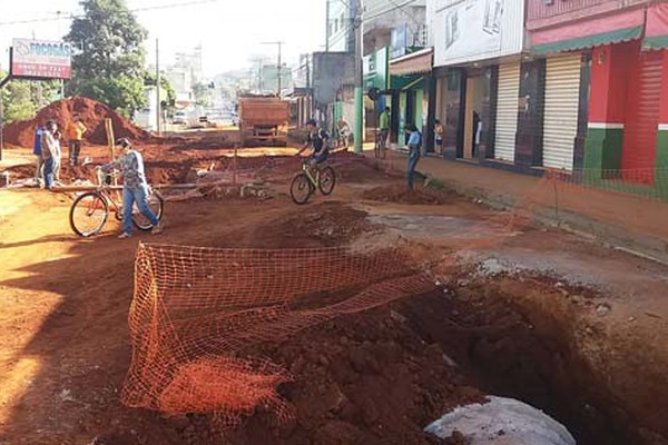 Moradores elogiam obra em rede pluvial no Rosário, mas cobram sinalização e agilidade