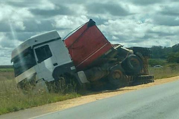 Bitrem com 32 toneladas de milho tomba na BR 354 perto do distrito de Abaeté dos Mendes