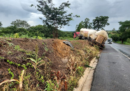 Bitrem vai parar em barranco após veículo derrapar durante chuva na BR 352, em Carmo do Paranaíba