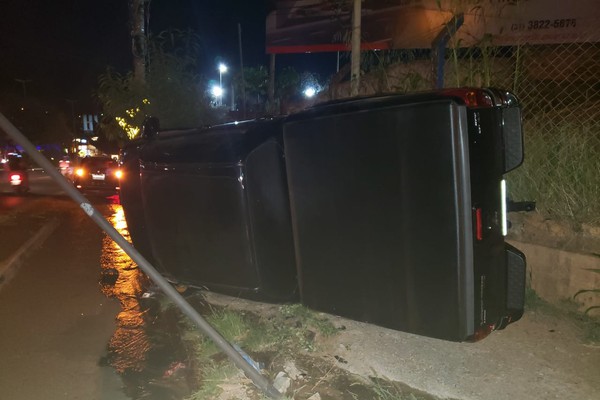 Motorista capota caminhonete na avenida J.K. e vai embora deixando o veículo para trás