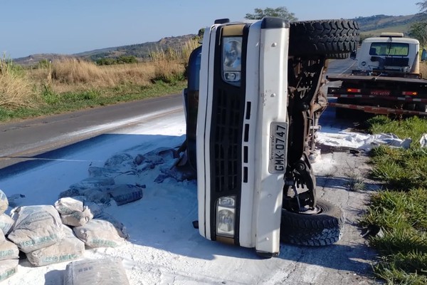 Caminhonete carregada com gesso tomba na MGC 354, entre Patos e Presidente Olegário