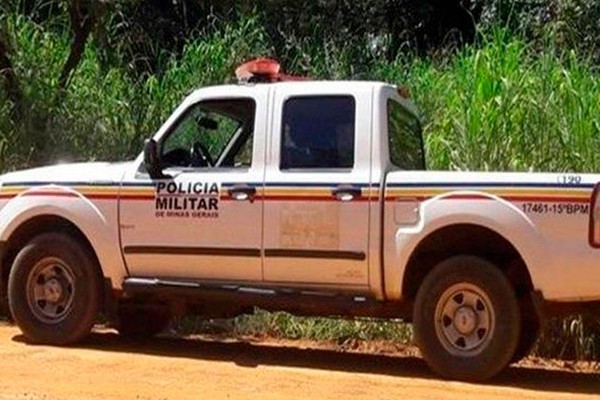 Dupla furta cerca de 3 toneladas de trilhos de linha férrea, caminhão atola e um acaba preso