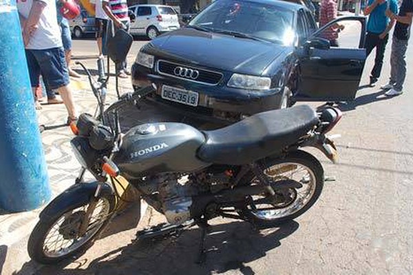 Acidente com três veículos faz moradores reivindicarem reforço na sinalização