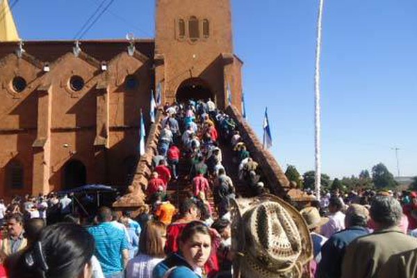 Devotos de Nossa Senhora da Abadia superlotam santuários da região