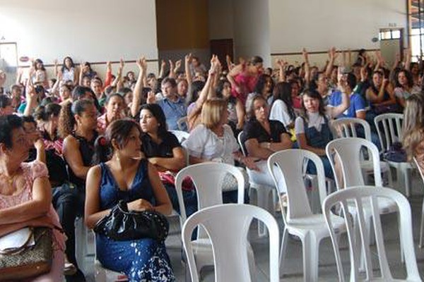 Administração não mostra números, mas professores aprovam plano salarial