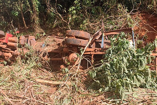 Caminhão capota na MG235 em São Gotardo deixando uma pessoa morta e outra ferida 