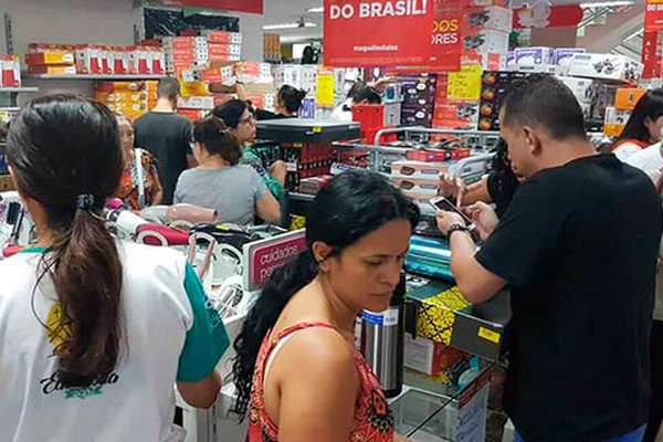 Com promessas de descontos de até 70%, “madrugadões” movimentam o centro da cidade