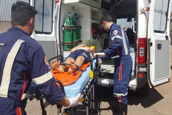 Garoto avança parada quando seguia para escola e acaba ferido ao ser atingido por carro 